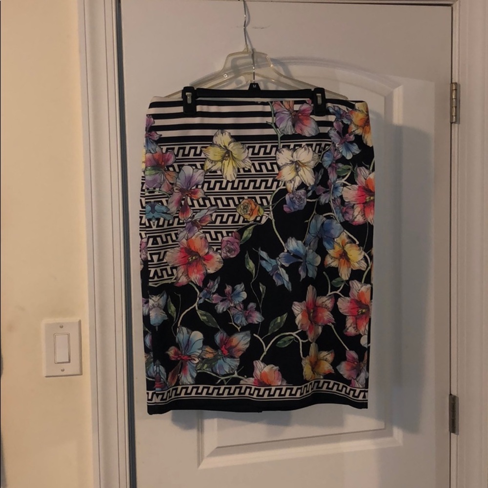 Short flora skirt.